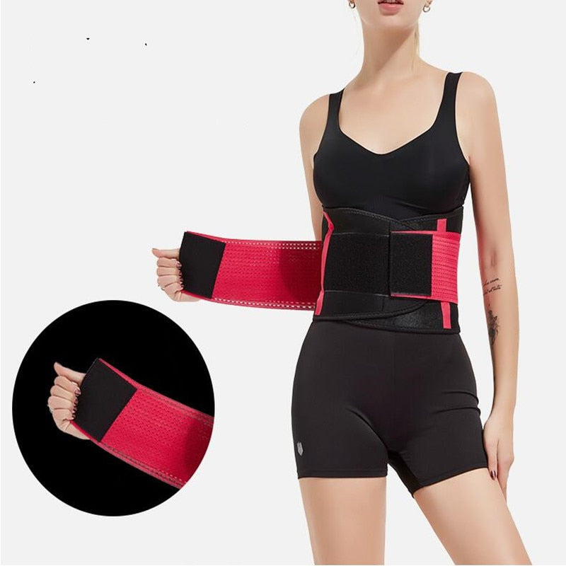 Frau mit rotem Taillentrainer, Fitnessgürtel, verstellbar, für Bauchmuskeln, Sportbekleidung.