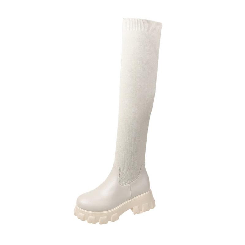 Weiße Overknee-Stiefel, klobige Sohle, Damenmode, Strickmaterial, trendige Schuhe.