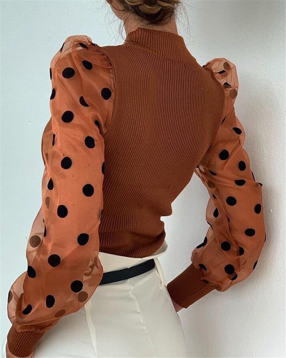 Damenpullover mit transparenten Puffärmeln und schwarzen Punkten, braun, modisch, elegant.