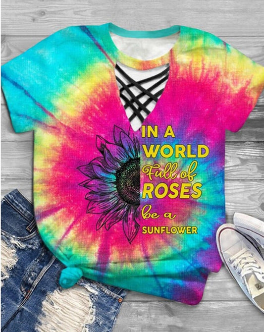 Trendig dam-T-shirt med cut-out-design och tie-dye-mönster – Norina