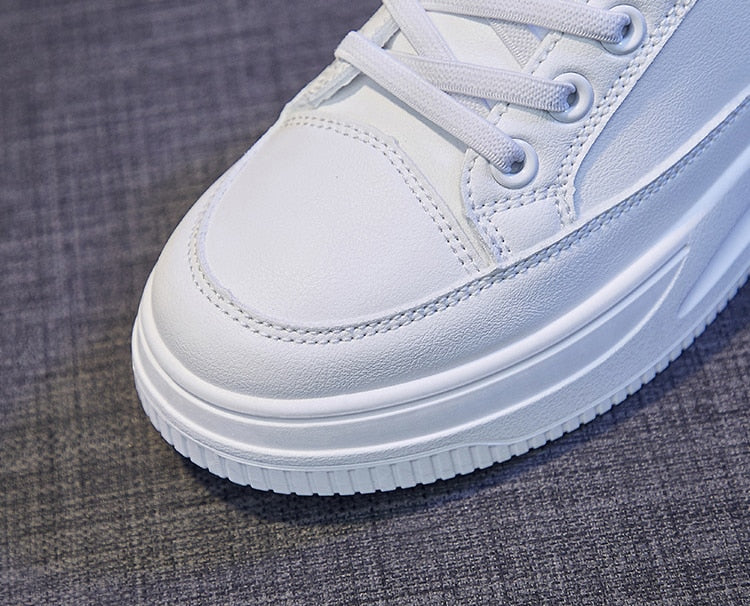Weiße Sneaker aus Leder, Nahaufnahme, modisch, rutschfeste Sohle, Unisex-Sportschuh.