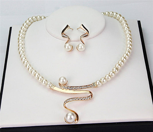 Perlenkette und Ohrringe Set, goldfarben, mit Strass, eleganter Schmuck, Hochzeit, Damen.