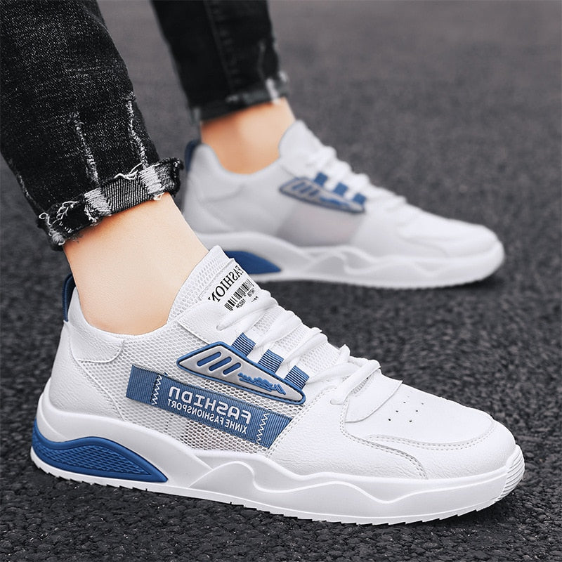 Weiße Sneaker mit blauen Akzenten, atmungsaktiv, modisch, für Herren, Straßenmode.