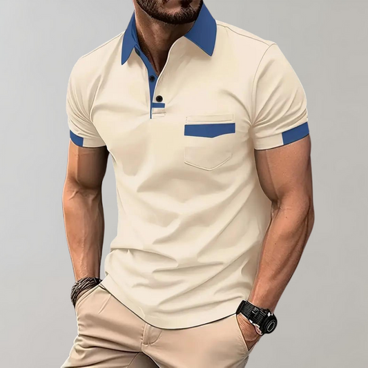 Man bär beige kortärmad polotröja med blå krage, blå kant på bröstfickan och blå ärmslut, tillsammans med beige byxor. 2