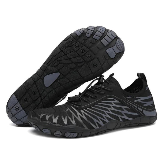 Schwarze Barfußschuhe mit grauem Muster, rutschfeste Sohle, ideal für Outdoor-Aktivitäten.