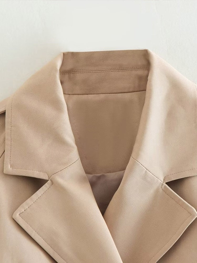 Beiger Trenchcoat aus Baumwolle, klassischer Kragen, eleganter Mantel für Damen.