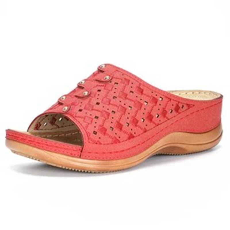 Rote orthopädische Sandale, komfortabel, mit Keilabsatz und Lochmuster, Damenmode.