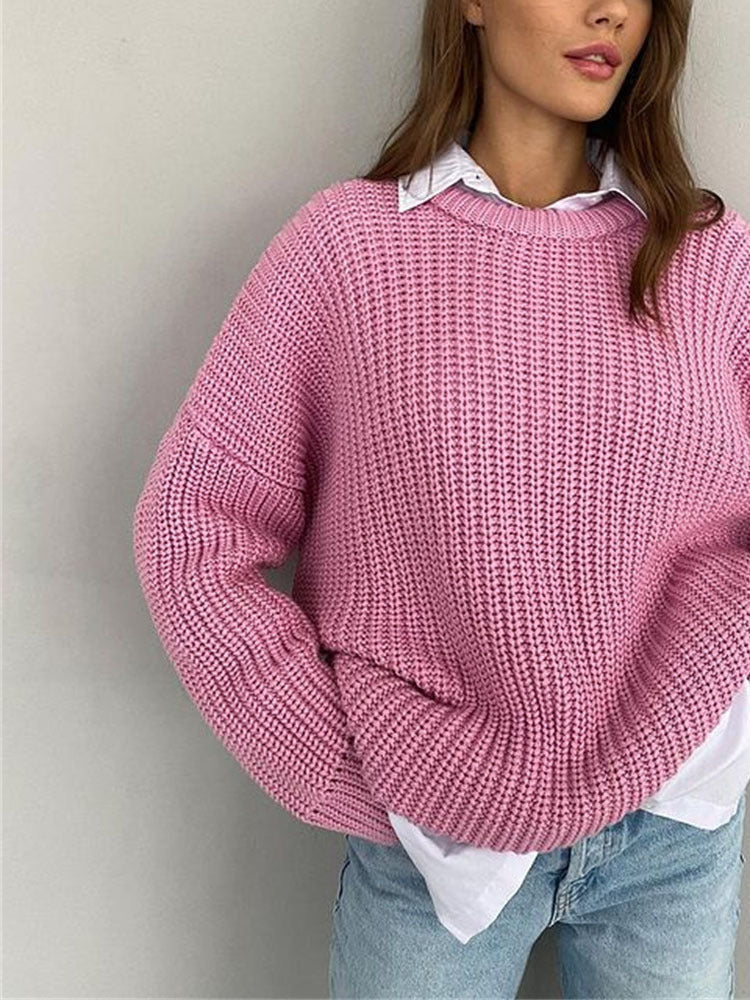Frau in rosa Strickpullover, Rundhalsausschnitt, lässig, über weißem Hemd, modisch, bequem.