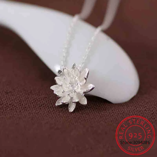 Silberne Lotusblume Halskette, 925 Sterling Silber, elegantes Schmuckdesign, Damenaccessoire.