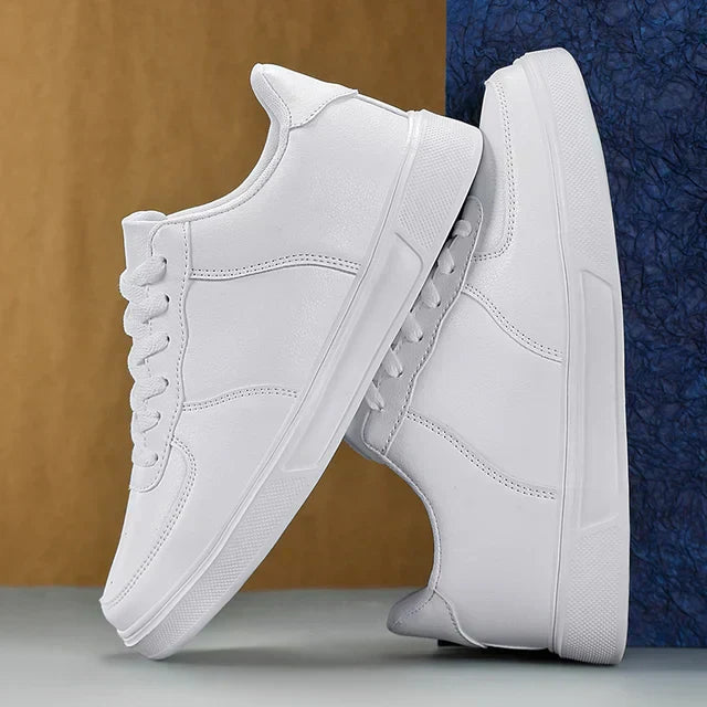Weiße Herren-Sneaker aus Leder, leicht, modisch, für Alltag und Freizeit.