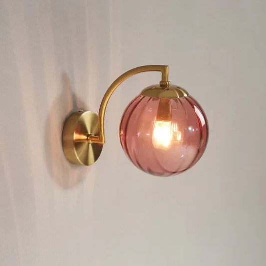 Moderne LED-Wandleuchte, rosa Glas, goldener Arm, nordisches Design, Schlafzimmer, Wohnzimmer.
