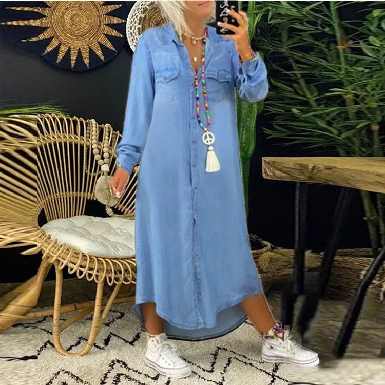 Hösttrendig denimklänning med knappslå och fickor – Isaline