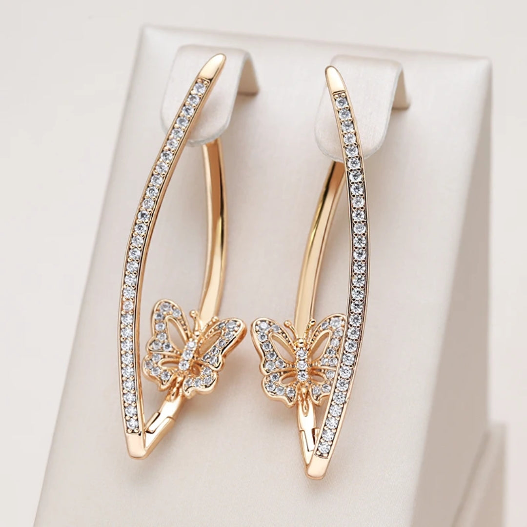 Goldene Ohrringe mit Schmetterlingsdesign und Strasssteinen, eleganter Schmuck für Damen.