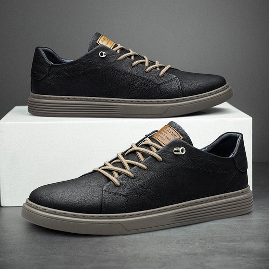Schwarze Oxford-Ledersneaker, bequem, atmungsaktiv, mit braunen Schnürsenkeln.