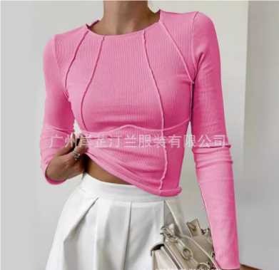 Frau in rosa, langärmligem, geripptem Oberteil und weißem Rock, modisch, elegant.