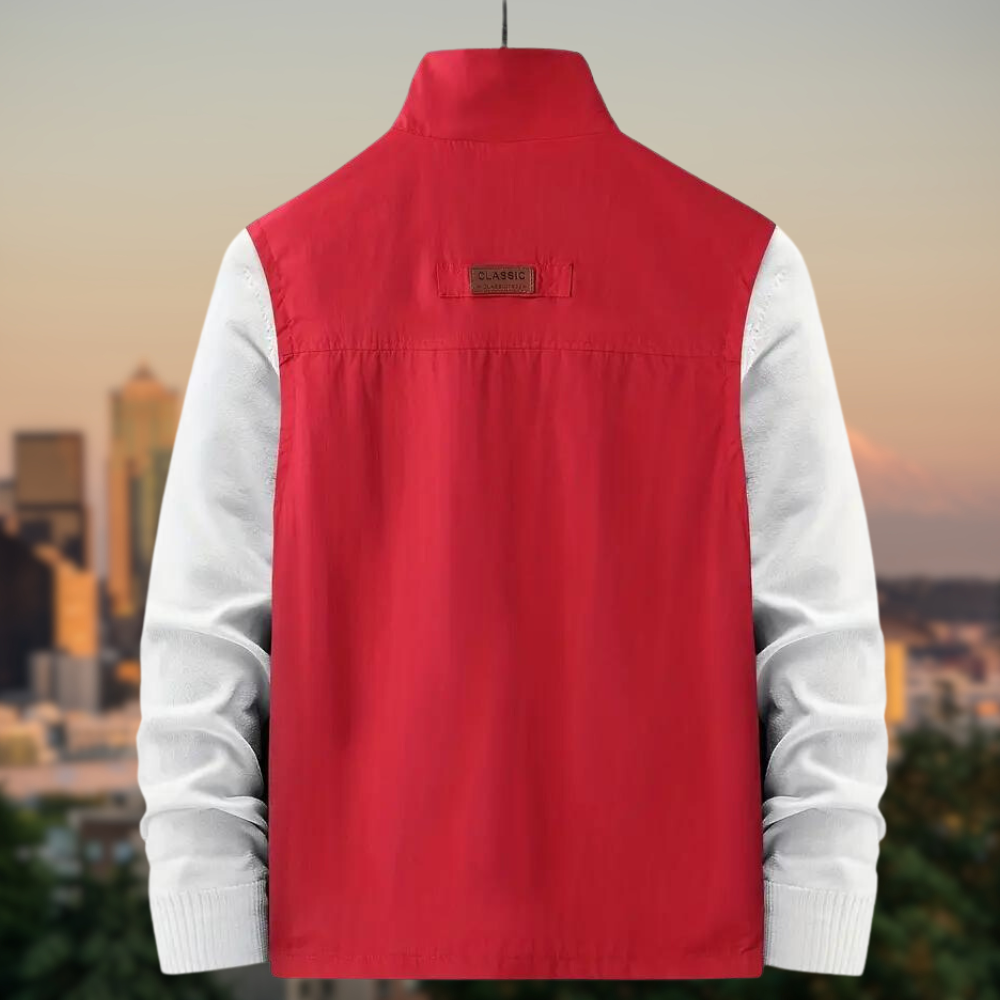 Rote Herrenweste mit weißem Ärmel, klassisches Design, Stadtlandschaft im Hintergrund.