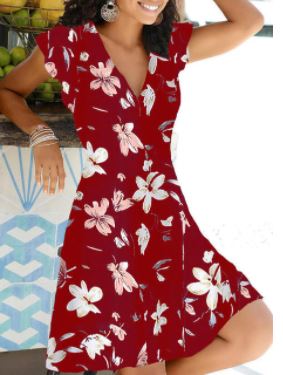 Frau in rotem Blumenkleid, V-Ausschnitt, Sommermode, Freizeitkleidung, florales Design.