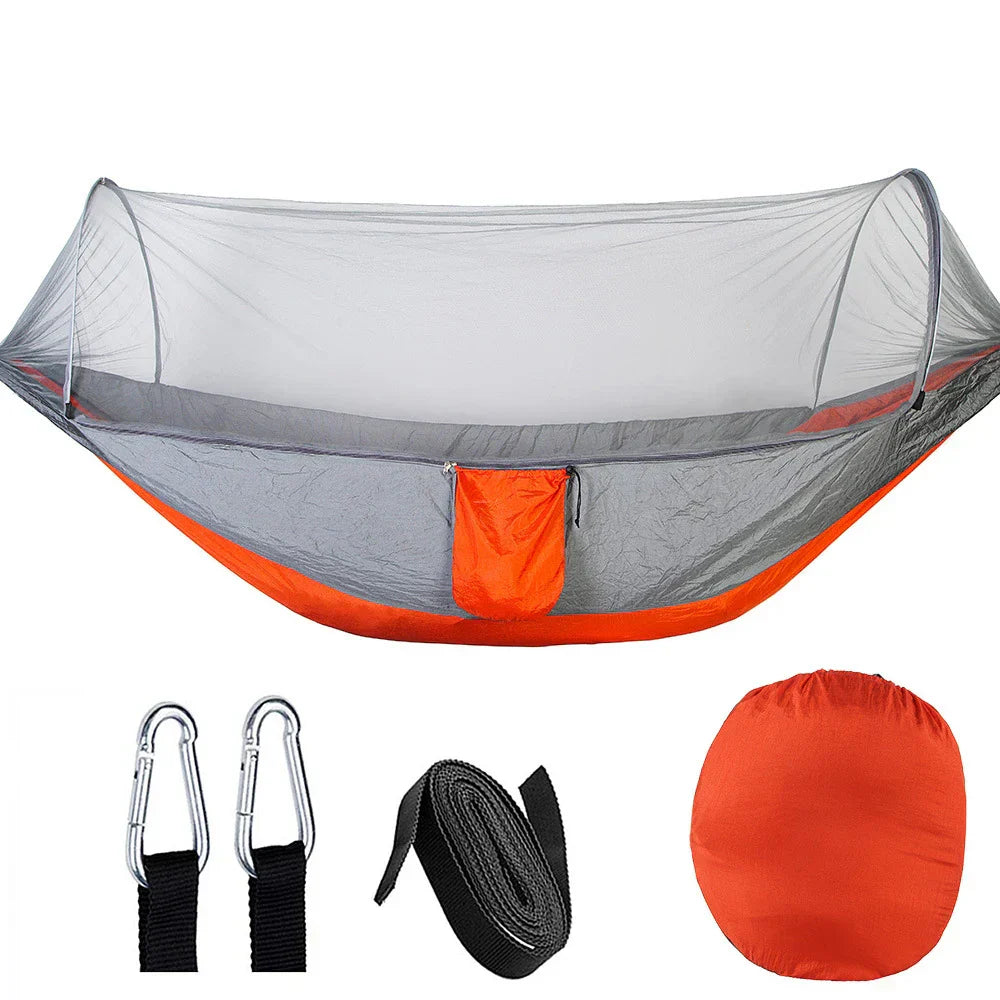 Ultraleichte Hängematte mit Moskitonetz, orange-grau, inkl. Karabiner und Tragetasche.
