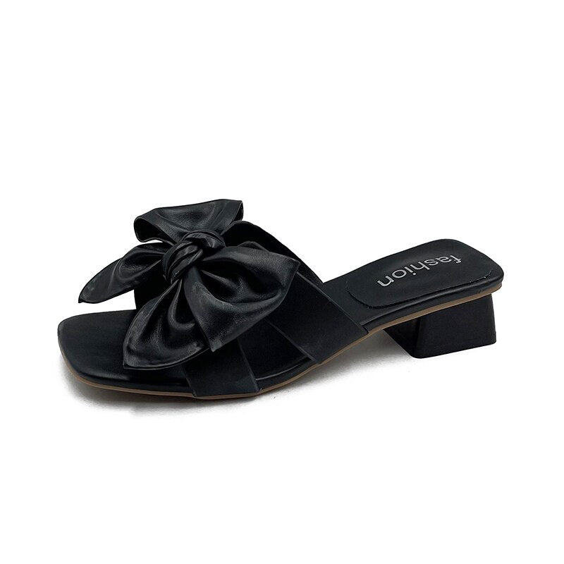 Schwarze Damen-Sandale mit Schleife, Blockabsatz, Lederoptik, modisch, bequem.