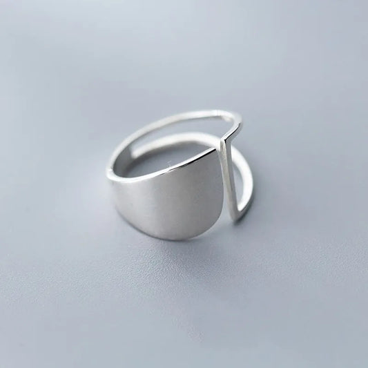 Silberner minimalistischer Ring, verstellbar, modernes Design, Schmuck für Damen und Herren.