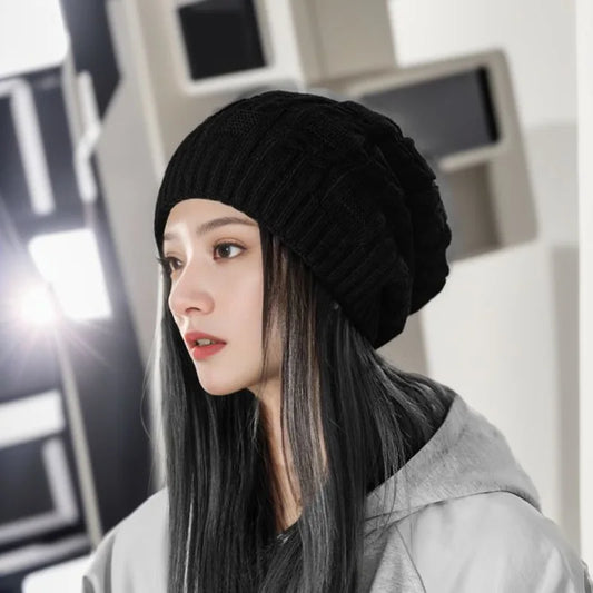 Frau mit schwarzer Strickmütze, grauem Hoodie, modernes Design, Wintermode Accessoire.