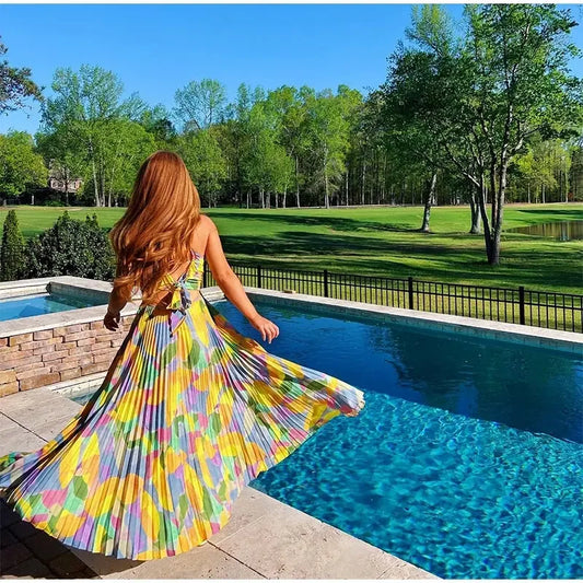 Tryckt sommarklänning med djup urringning och snörningsdetalj – Vivienne