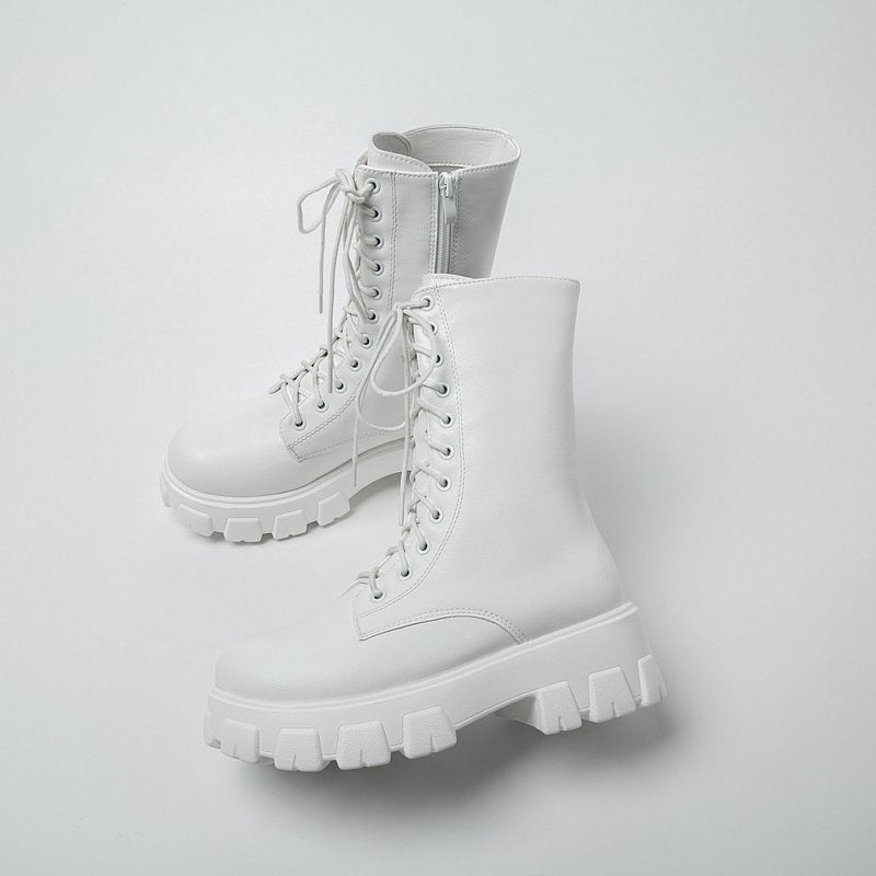 Weiße Damenstiefel mit Plateau, Schnürung und Reißverschluss, modisch und robust.