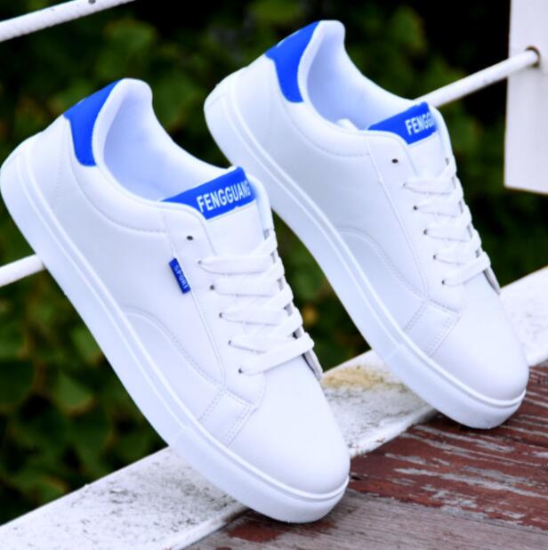 Weiße Sneaker mit blauen Akzenten, Lederoptik, Herrenmode, Freizeit, sportlich, bequem.