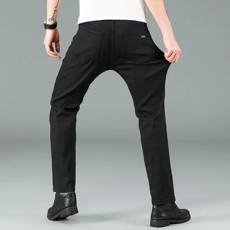 Herrjeans i svart med rak passform och stretch – Milan
