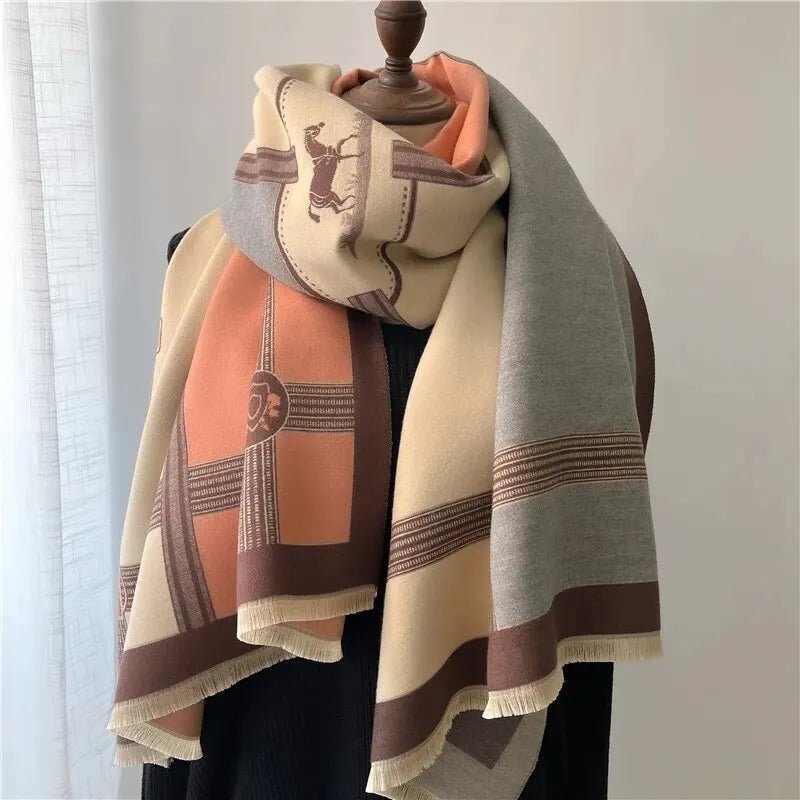 Beige-grauer Schal mit Karomuster, weiches Material, Damenmode-Accessoire, elegant und warm.
