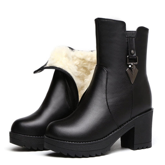 Schwarze Damenstiefel mit Absatz, Kunstfellfutter, Reißverschluss, Wintermode.