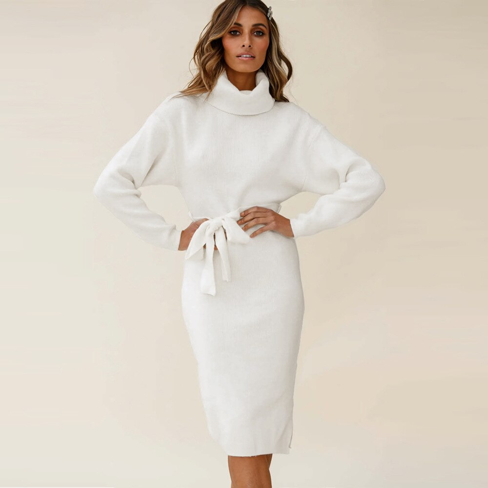 Frau in weißem Strickkleid mit Rollkragen und Gürtel, elegantes Winteroutfit, Damenmode.