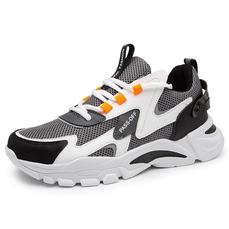 Schwarz-weißer Sneaker mit Mesh-Obermaterial, orange Details, sportlich, modisch, Herren.