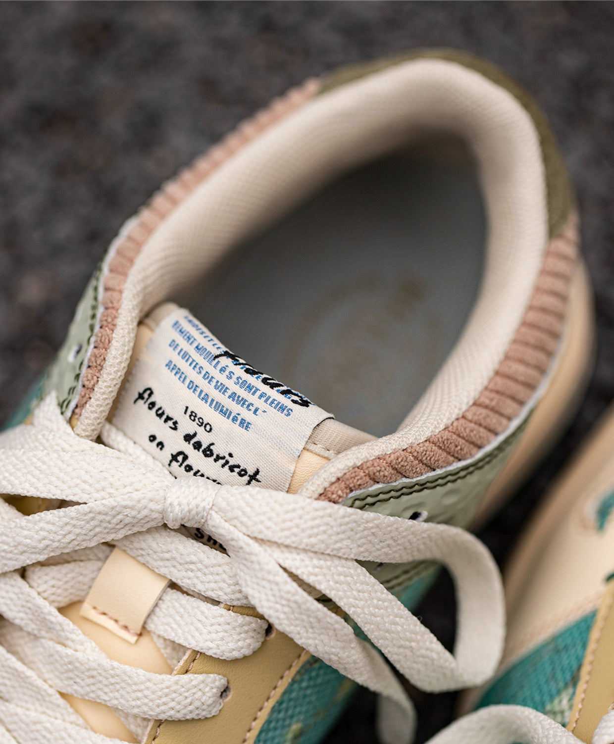 Stiliga unisex konst-sneakers med mandelblomstryck – Arta