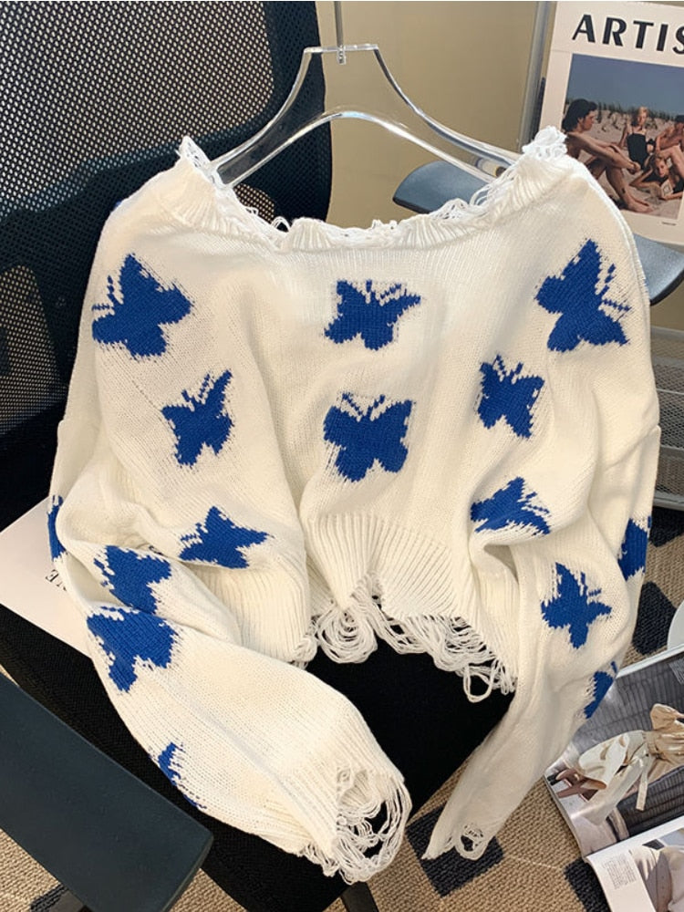 Weißer Strickpullover mit blauen Schmetterlingen, Fransen, Damenmode, lässig, trendig.