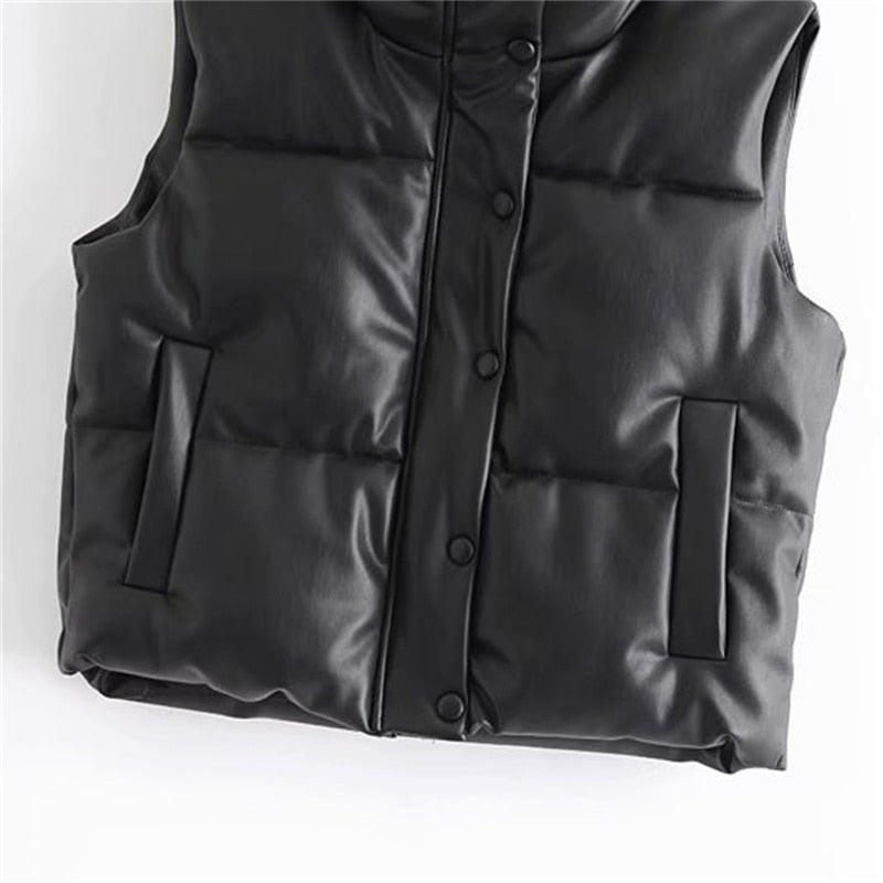 Schwarze gesteppte Weste aus Kunstleder, ärmellos, mit Knopfleiste und Taschen.