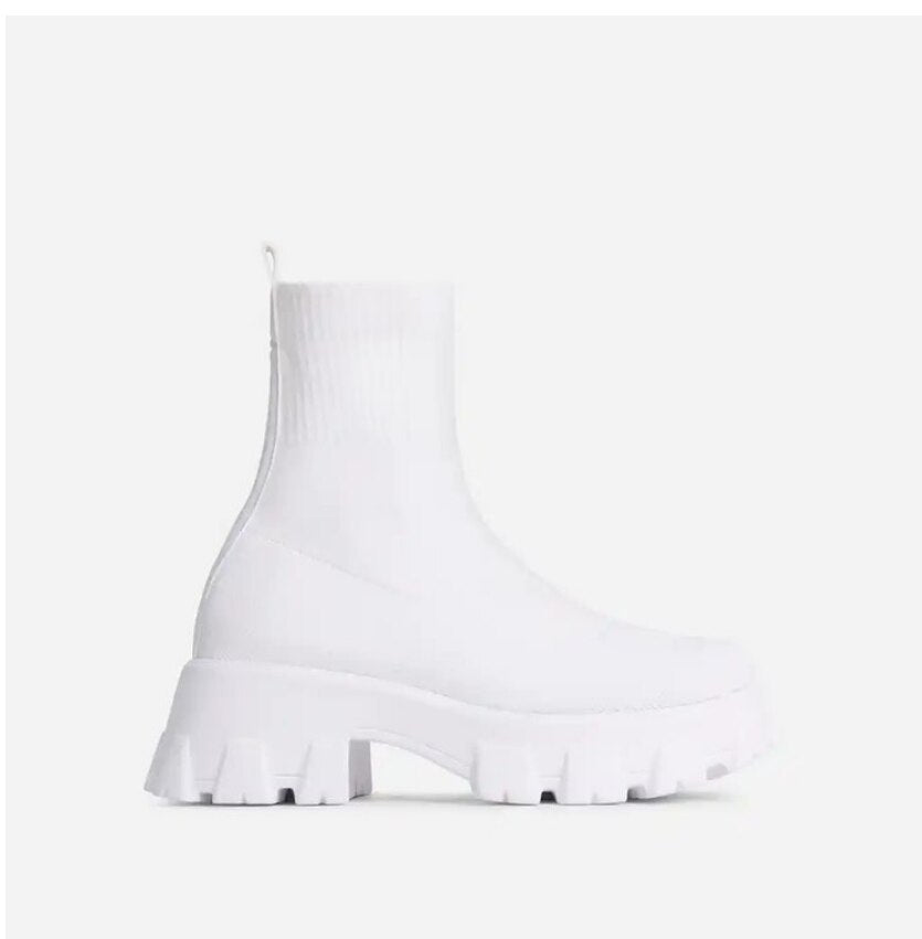 Weiße Damen-Stiefelette, klobige Sohle, modisch, Strickmaterial, Herbst-Winter-Schuhmode.