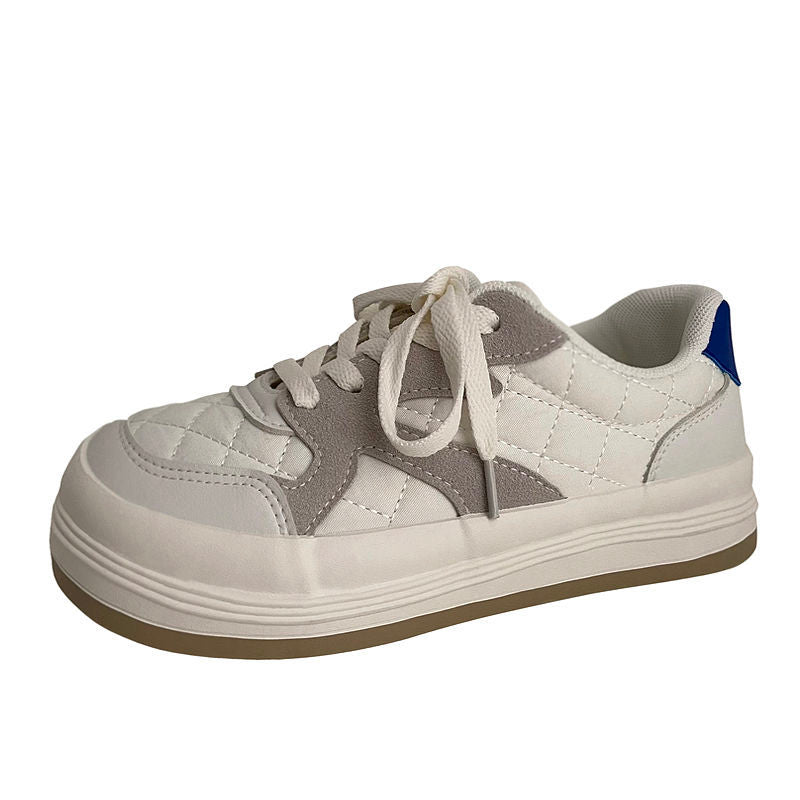 Weiße Sneaker mit beigem Wildleder, Gummisohle, sportlich, modisch, Unisex-Schuhe.