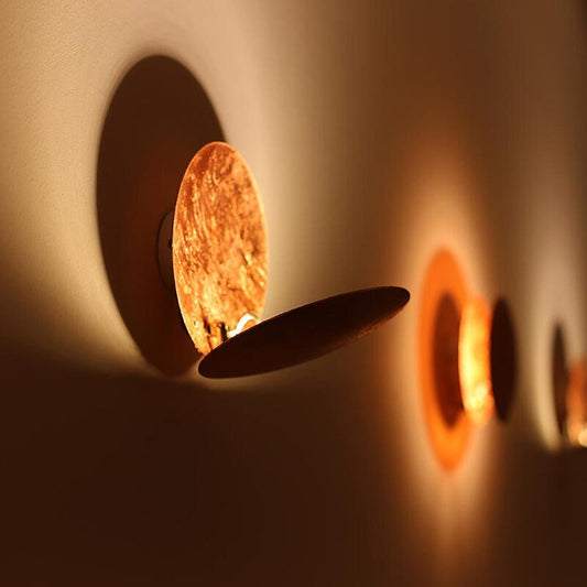 Moderne Wandlampe aus Kupfer, warmes Licht, runde Form, stilvolle Innenbeleuchtung.