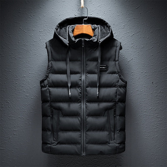 Schwarze Steppweste mit Kapuze, Reißverschluss, Herrenmode, Winterbekleidung, warm, stilvoll.
