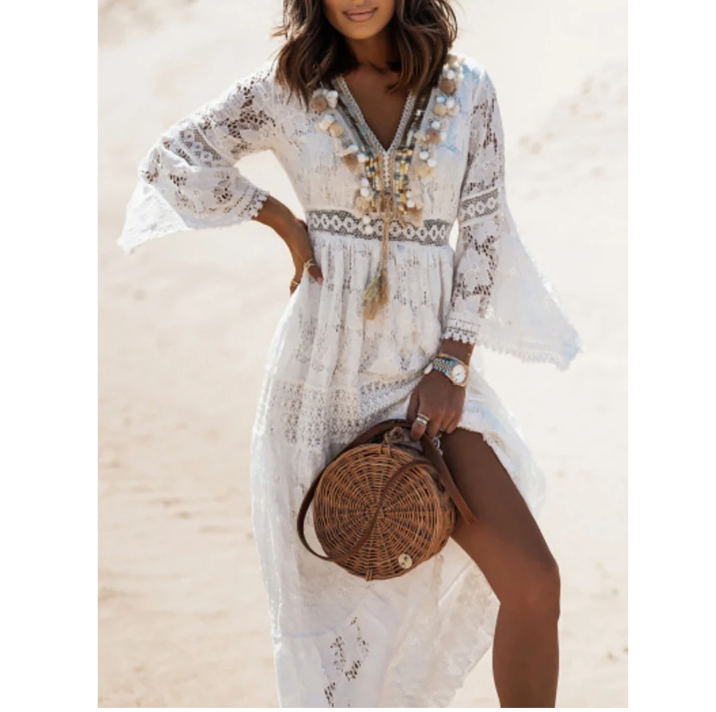 Frau in weißem Spitzenkleid am Strand mit rundem Rattantasche, Boho-Stil, Sommermode.