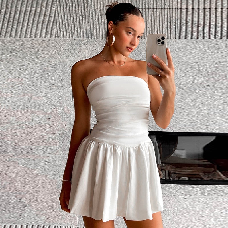 Vit strapless miniklänning med plisserade detaljer – Nikki