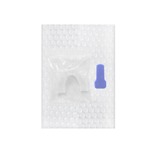 Durchsichtige Zahnschiene mit blauem Etui auf Luftpolsterfolie, Zahnschutz, Mundschutz.