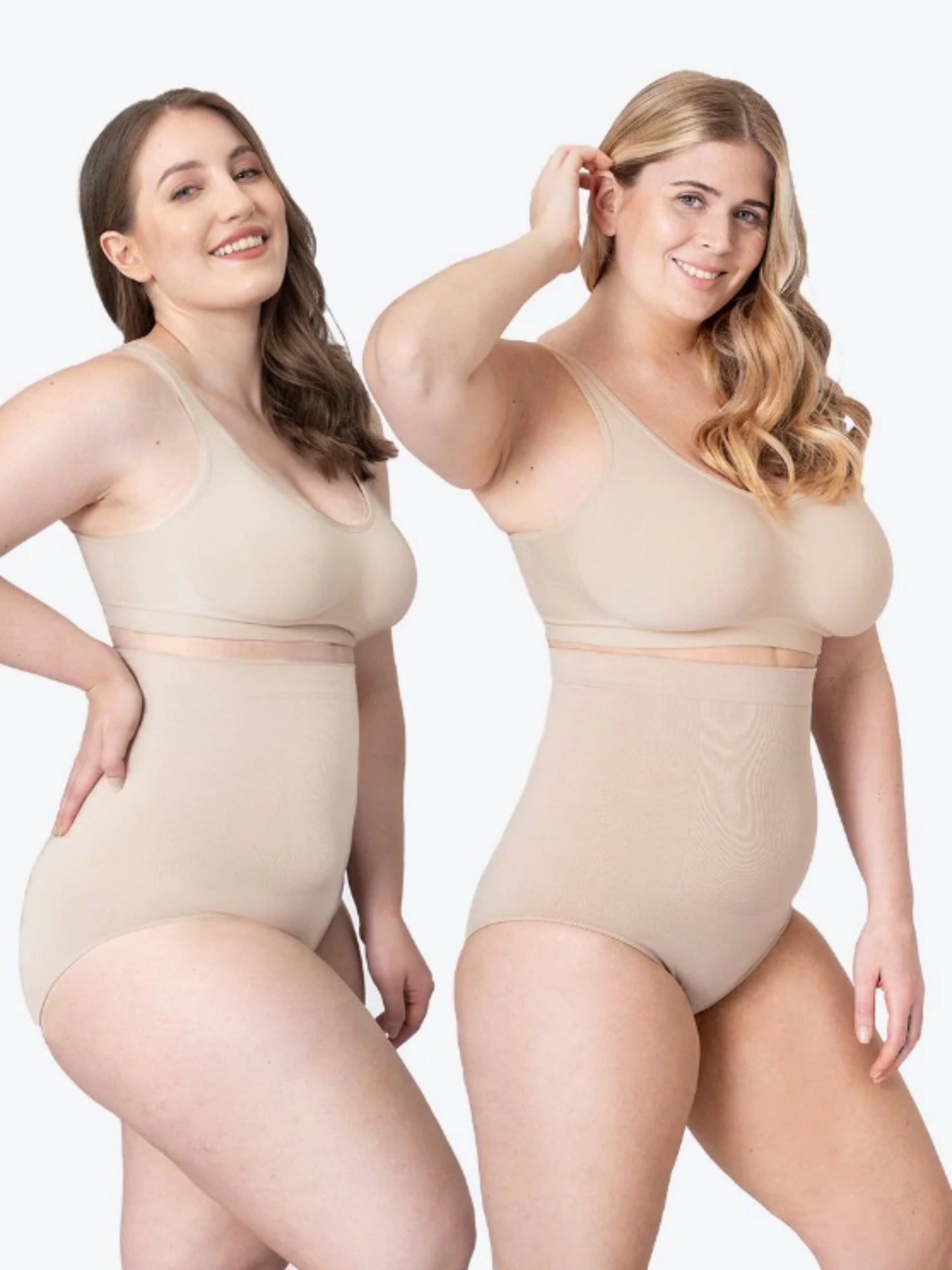 Zwei Frauen in hautfarbenen Shapewear-Slips, nahtlos, figurformend, bequem, hohe Taille.