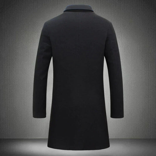 Schwarzer Herrenmantel, elegantes Design, Wintermode, langer Schnitt, hochwertiger Stoff.