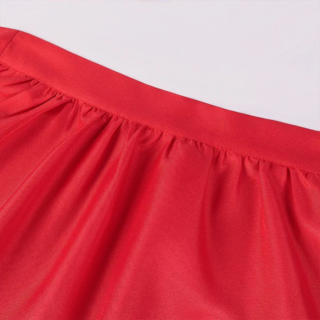 Roter Satinrock, elegantes Design, Falten, Damenmode, hochwertiger Stoff, festliche Kleidung.
