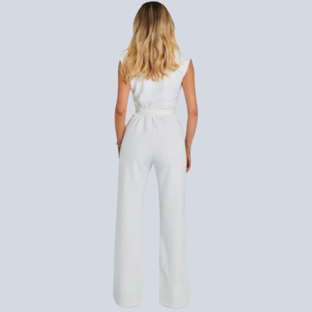 Frau in weißem Jumpsuit, ärmellos, elegantes Design, Mode für Damen, Rückansicht.