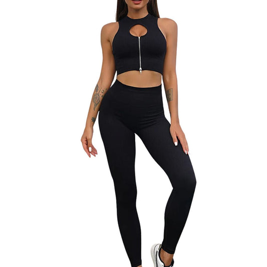 Frau in schwarzem Sport-Set mit Reißverschluss, ärmelloses Top und Leggings, Fitnessmode.