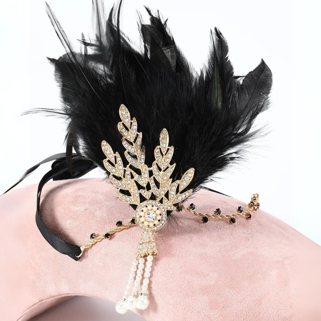 Schwarzer Federkopfschmuck mit goldenen Strasssteinen und Perlen, elegantes Accessoire.