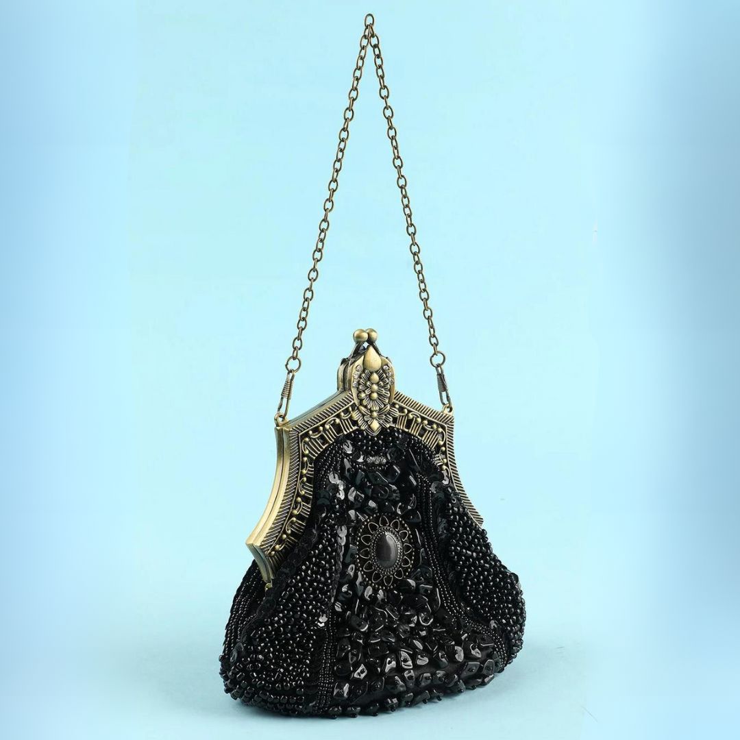 Antike schwarze Perlenhandtasche mit goldener Kette, Vintage-Design, elegantes Accessoire.